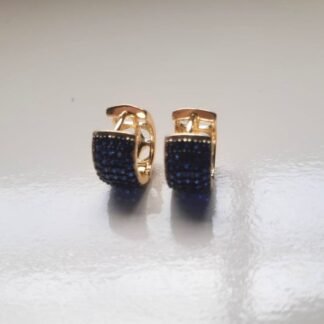 Brinco Argola trabalhada com zircônias azuis