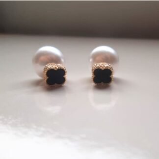 Brinco trevo onix zircônias e Pérola