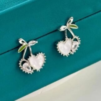 Brinco cereja coração Madri Pérola