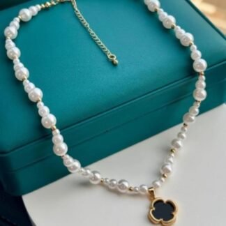 Colar Pérolas com trevo Onix