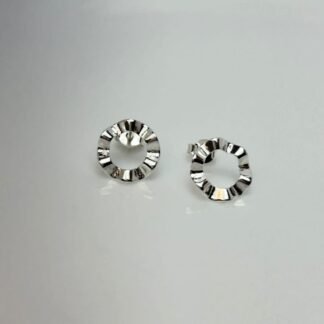 Brinco círculo ondulado vazado