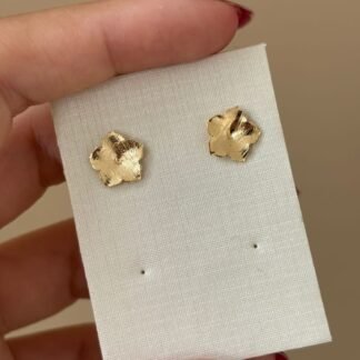 Brinco flor texturizada Ouro
