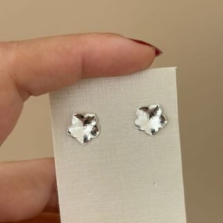 Brinco flor texturizada Prata