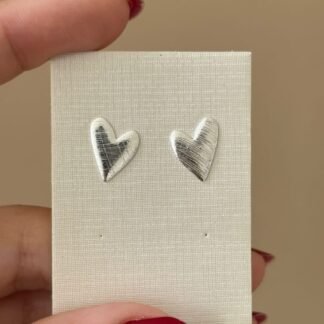 Brinco coração texturizado Prata