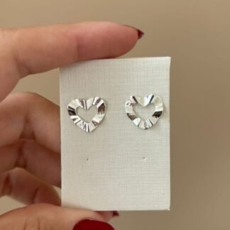 Brinco coração vazado ondas